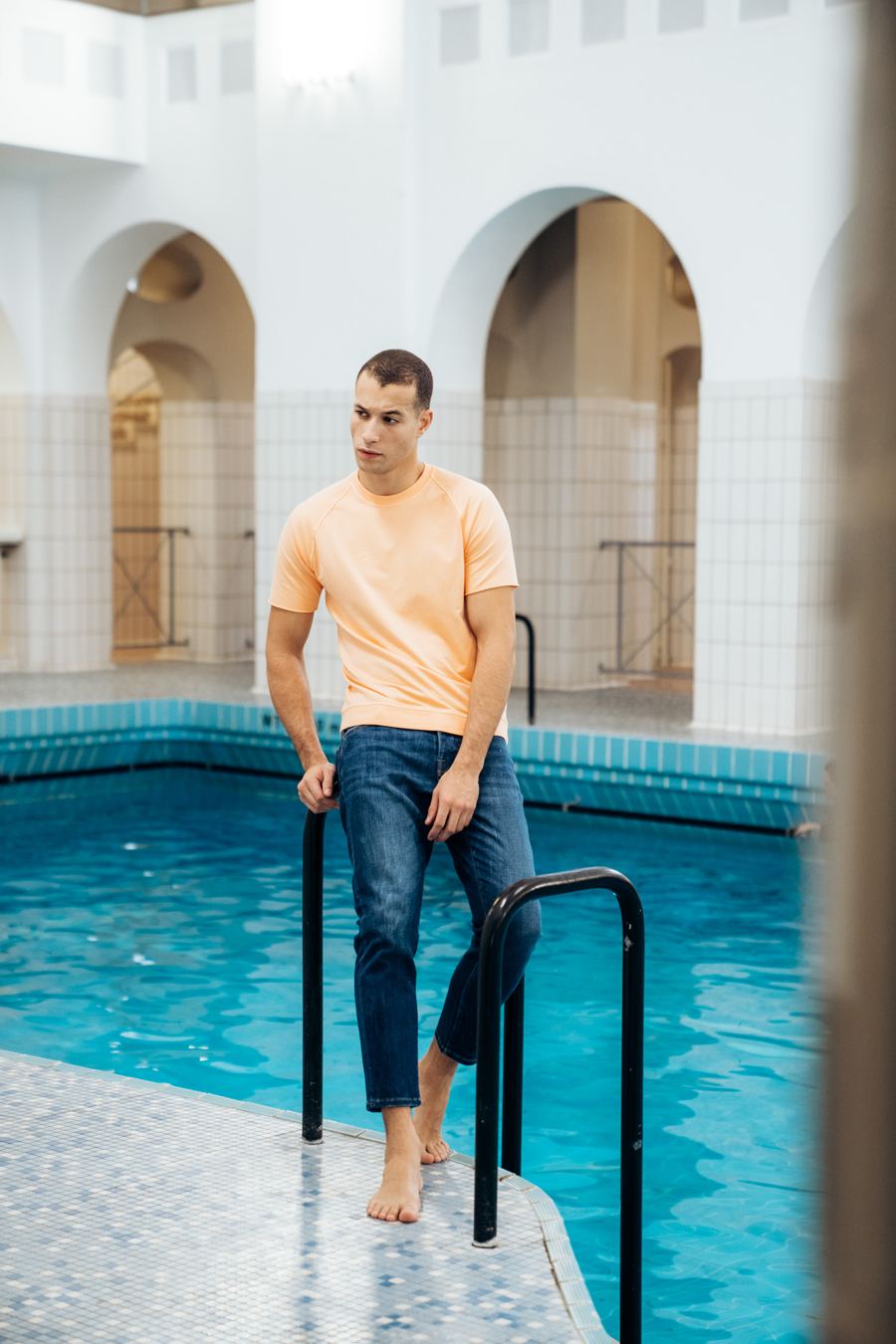 Goldgarn-Kampagne im Herschelbad Mannheim: Model am Beckenrand unter Rundbögen