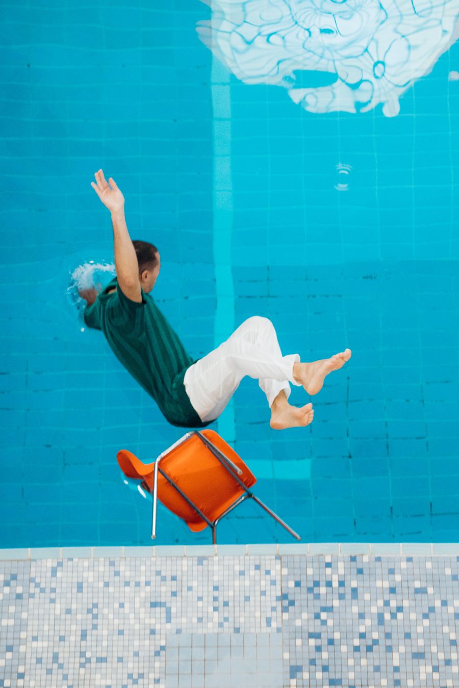 Goldgarn-Kampagne im Herschelbad: Sprung mit Stuhl ins Wasser