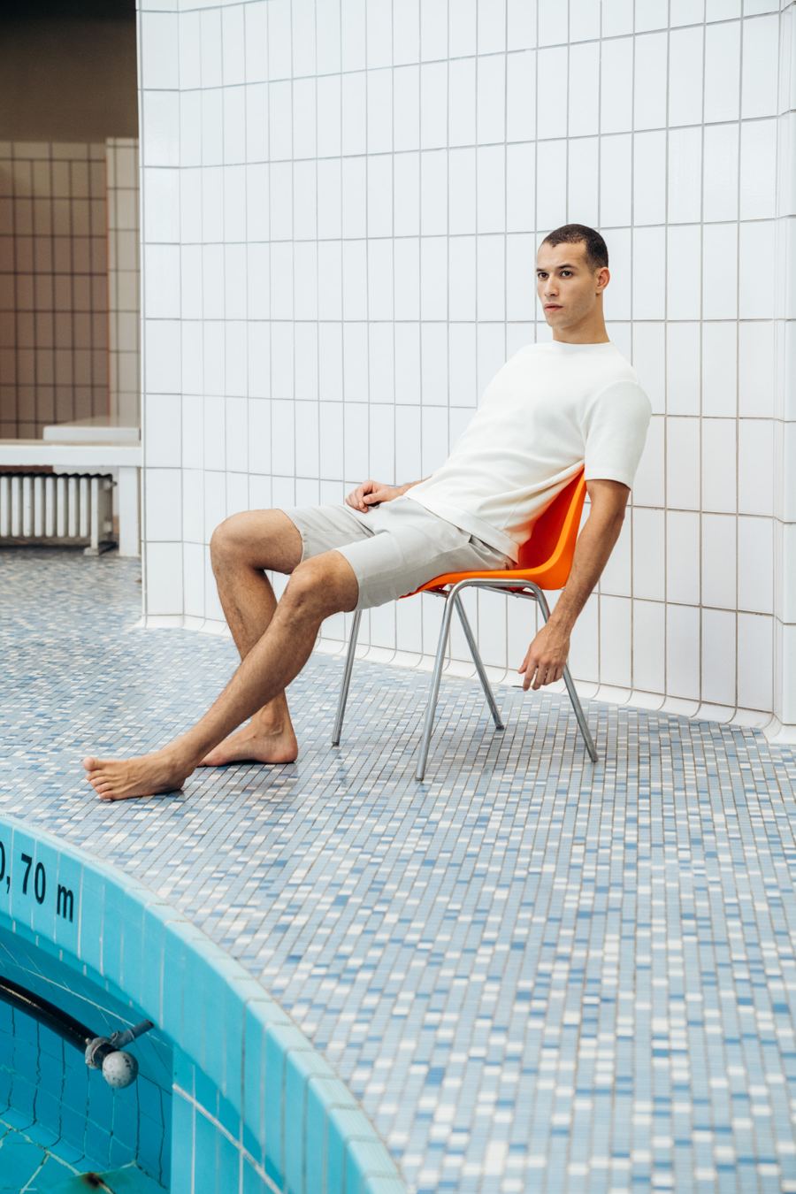 Goldgarn-Kampagne im Herschelbad: Model auf orangenem Stuhl am Becken