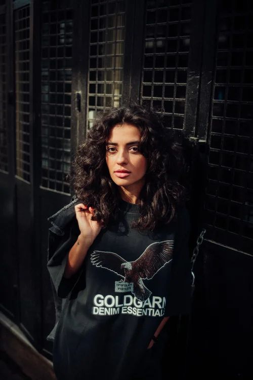 Goldgarn Denim Essentials: Porträt vor dunkler Fassade