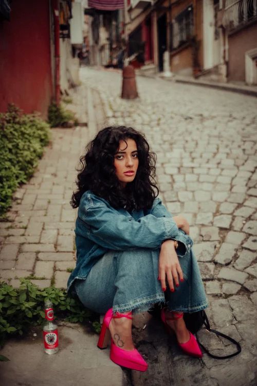 Goldgarn-Kampagne: Model in Denim auf Kopfsteinpflaster in Istanbul