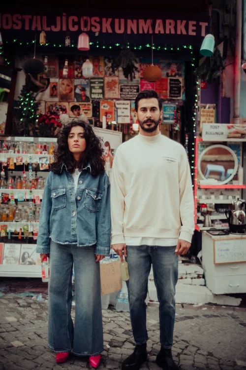 Goldgarn-Kampagne: Paar vor dem Nostalji Coşkun Market