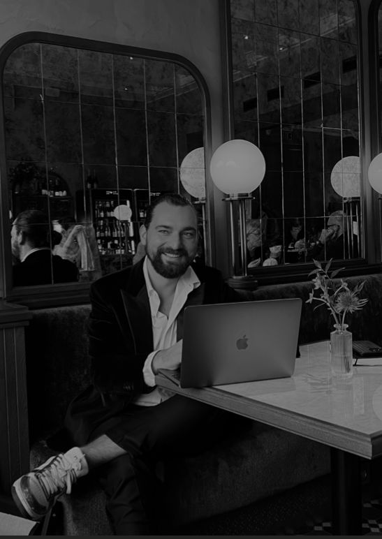 Marcel Heinen, Verleger und Kreativdirektor, in einer Bar sitzend