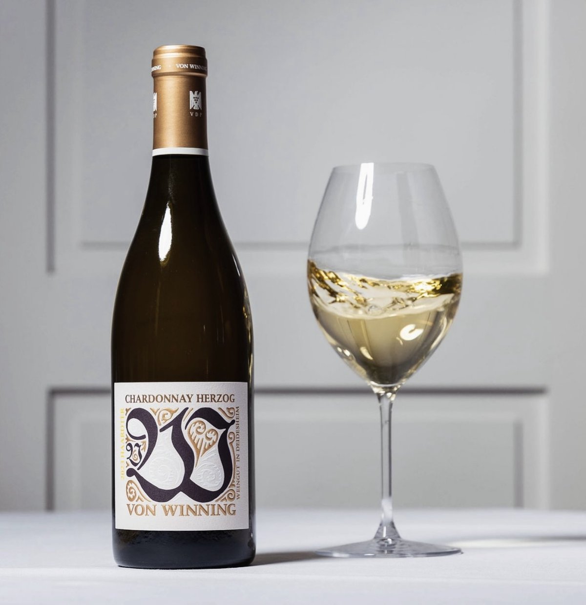 Chardonnay Herzog mit Glas