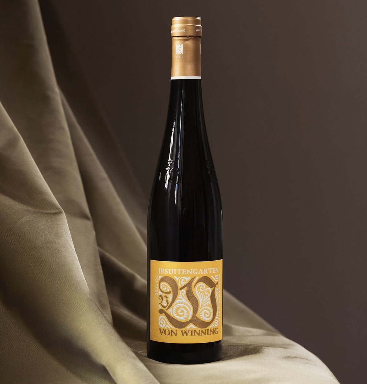 Jesuitengarten Riesling GG vor goldenem Stoff