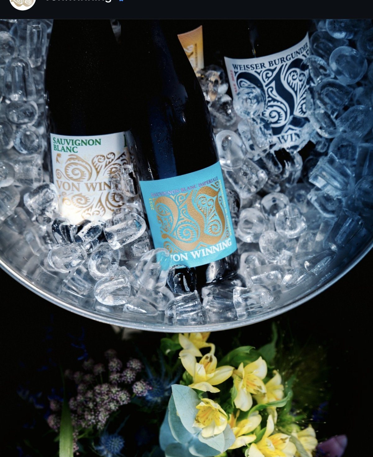 Sauvignon Blanc im Eiskübel mit Blumen