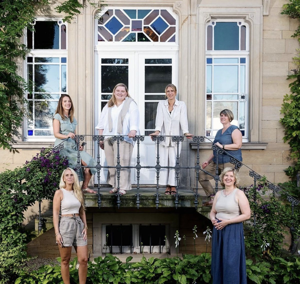 Das Team von von Winning auf der Freitreppe des Weinguts