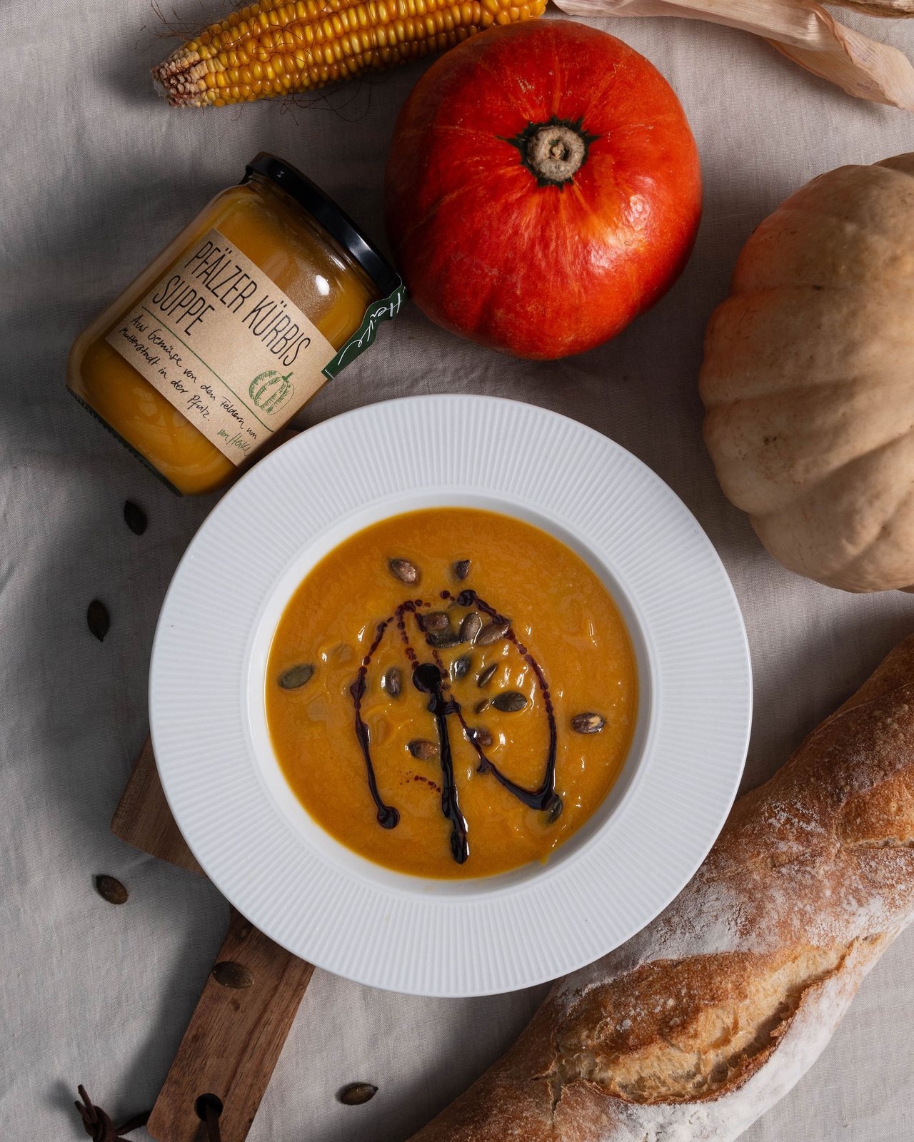 Angerichtete Kürbissuppe mit Kernöl