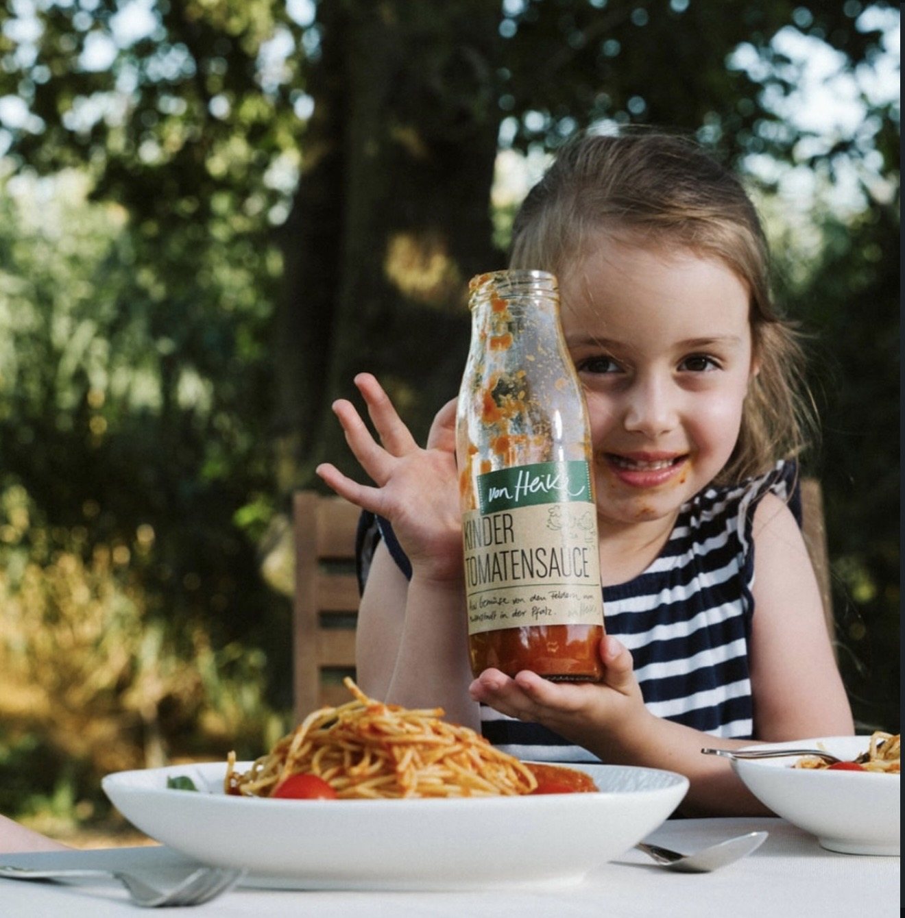 Kind isst Spaghetti mit von-Heike-Sauce