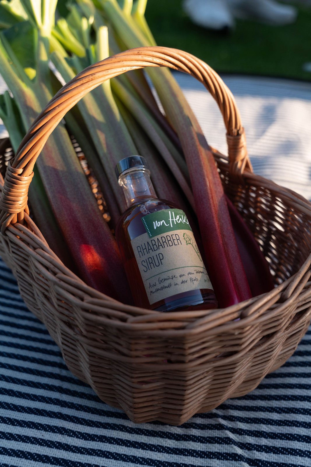 Rhabarber-Sirup von Heike im Korb mit frischem Rhabarber