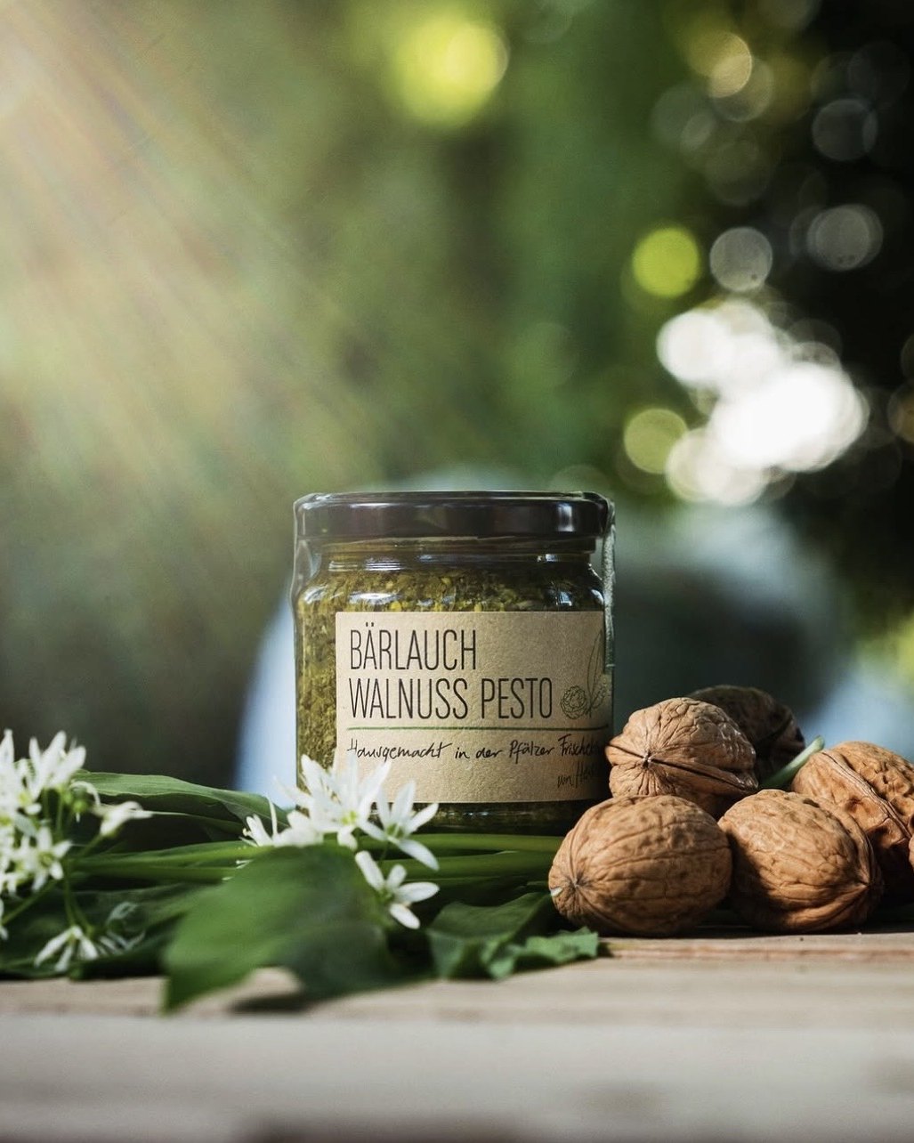 Bärlauch-Walnuss-Pesto von Heike mit Walnüssen und Bärlauchblüten