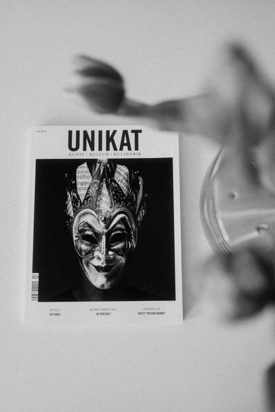 UNIKAT Magazin mit Boris-Brejcha-Cover, fotografiert mit Weinglas