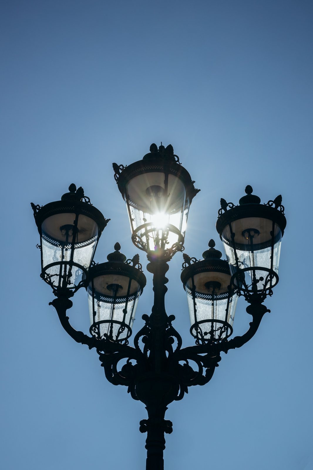 Historischer Kandelaber gegen den Himmel