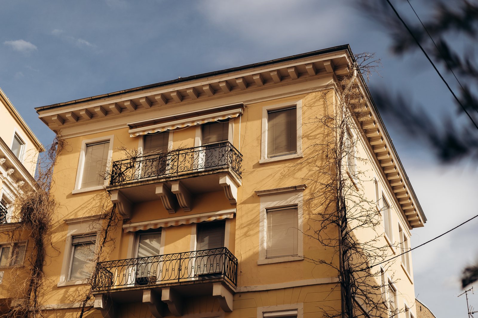 Goldene Altbaufassade im Abendlicht