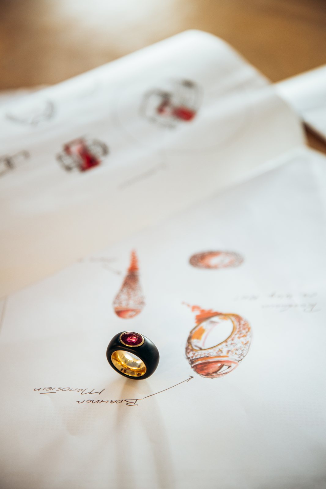 Schmuckentwürfe einer Goldschmiede auf Papier