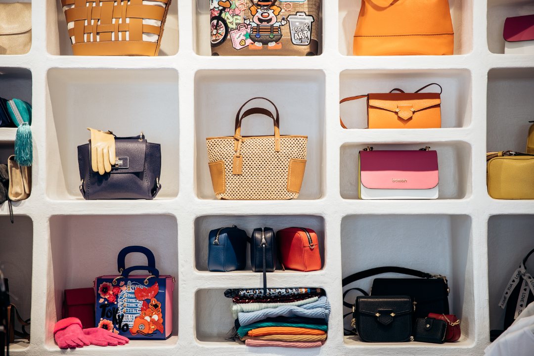 Taschenregal in einer Boutique