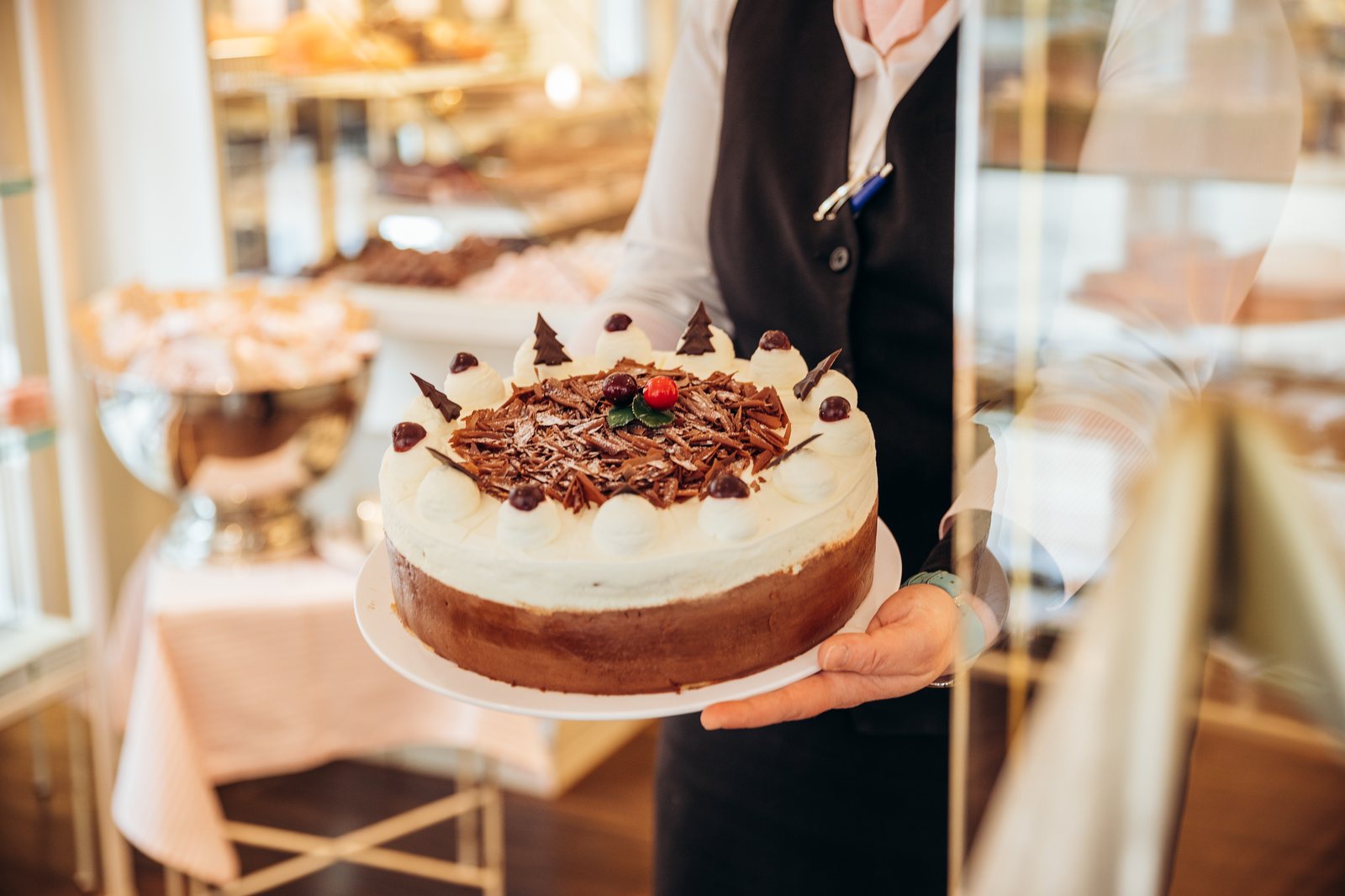 Torte im Fenster des Cafés