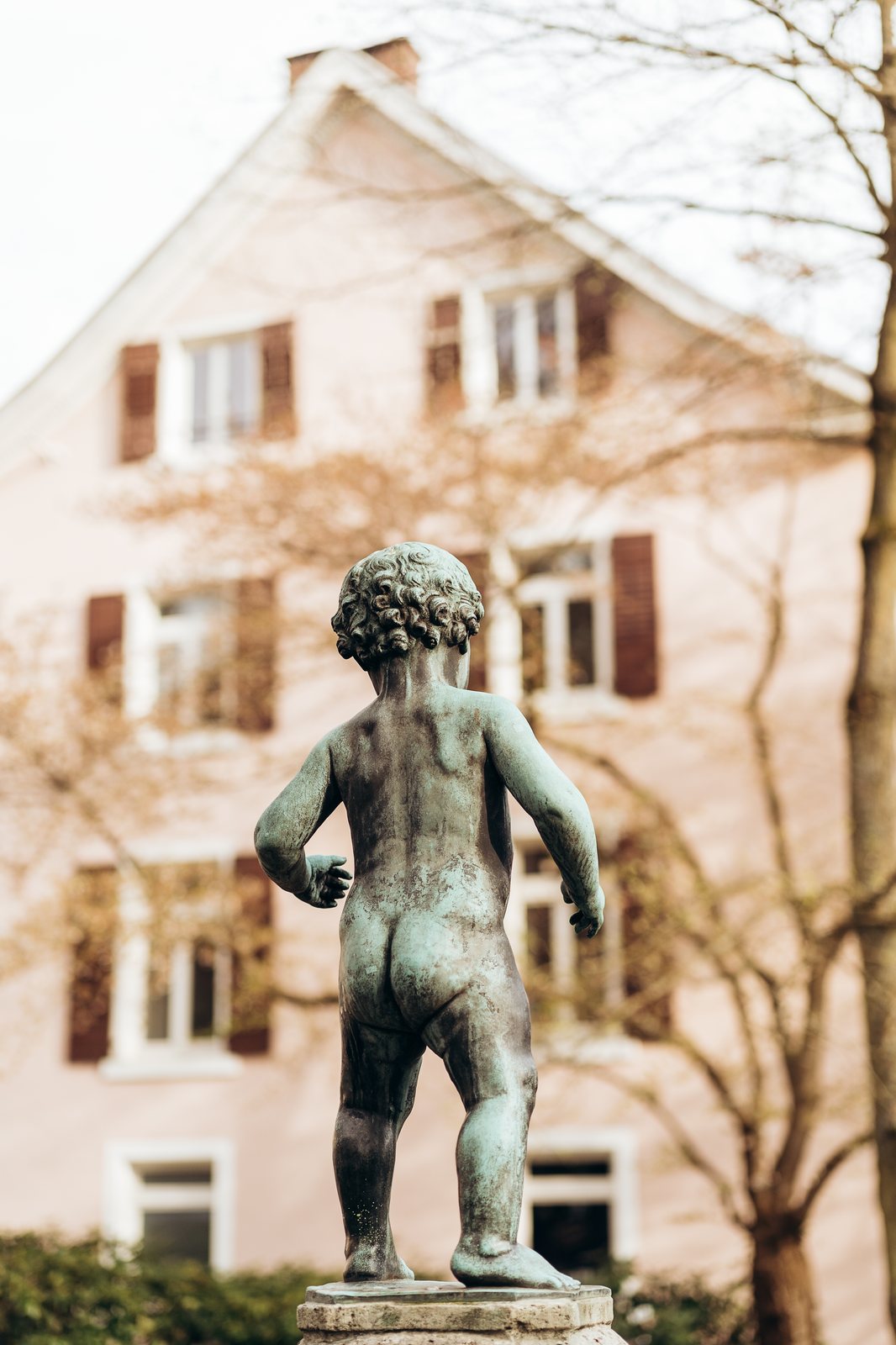 Skulptur vor historischer Fassade