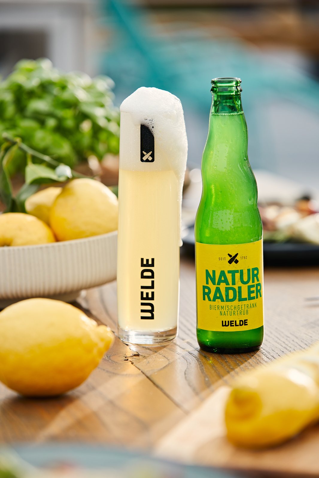 Welde Naturstoff mit Glas und Zitronen