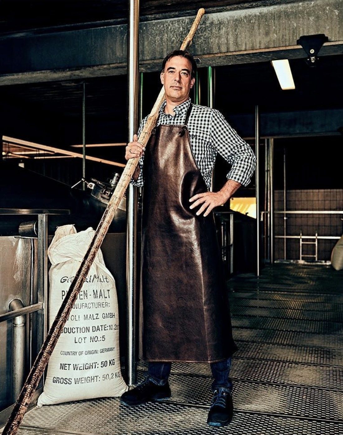 Braumeister mit Braupaddel in der Brauerei