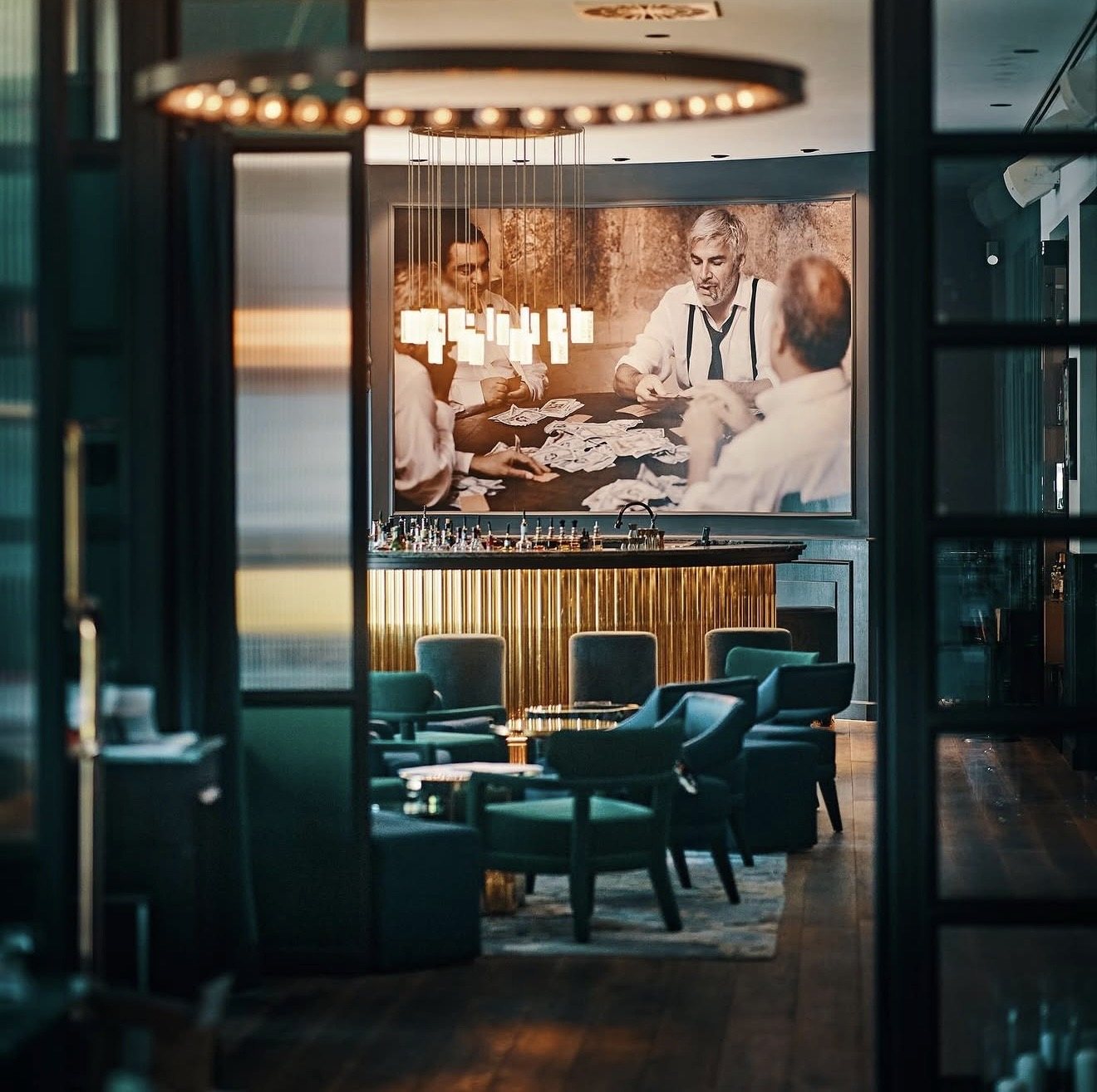 Grüne Lounge mit Kunst im 959 Stadtgarten