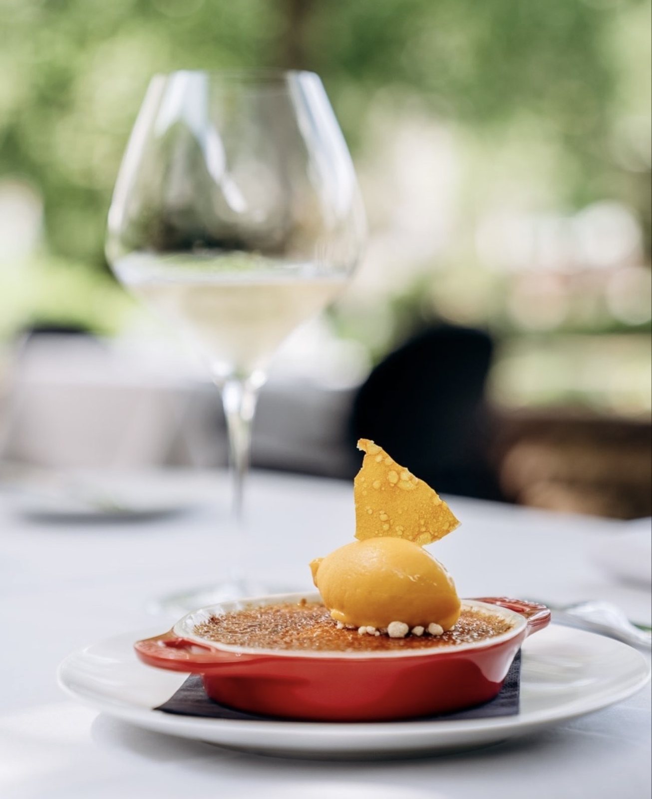 Dessert mit Weinglas auf der Terrasse