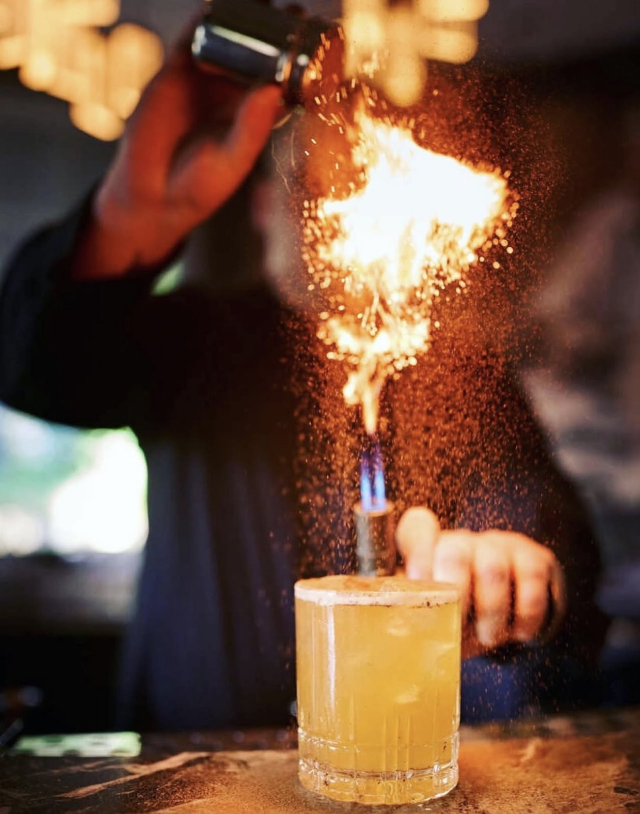 Barkeeper flambiert einen Cocktail in Pino’s Bar