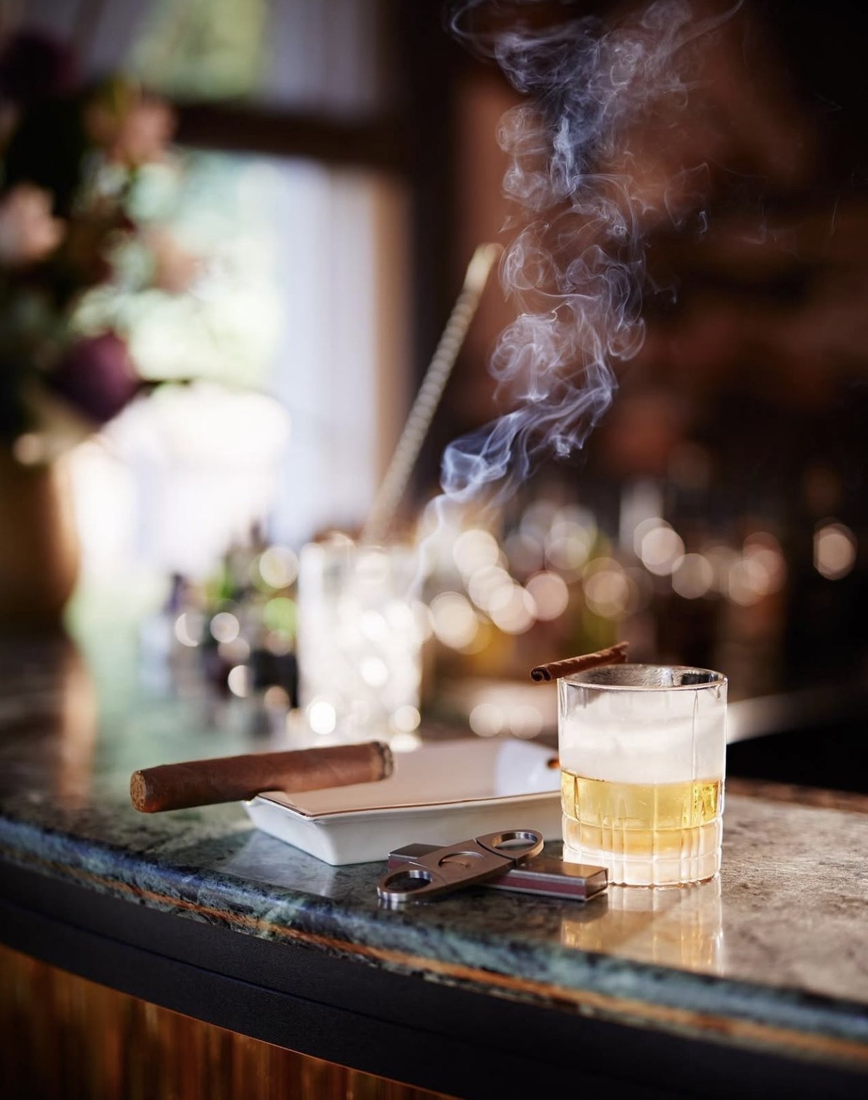 Rauchender Cocktail auf der Marmorbar