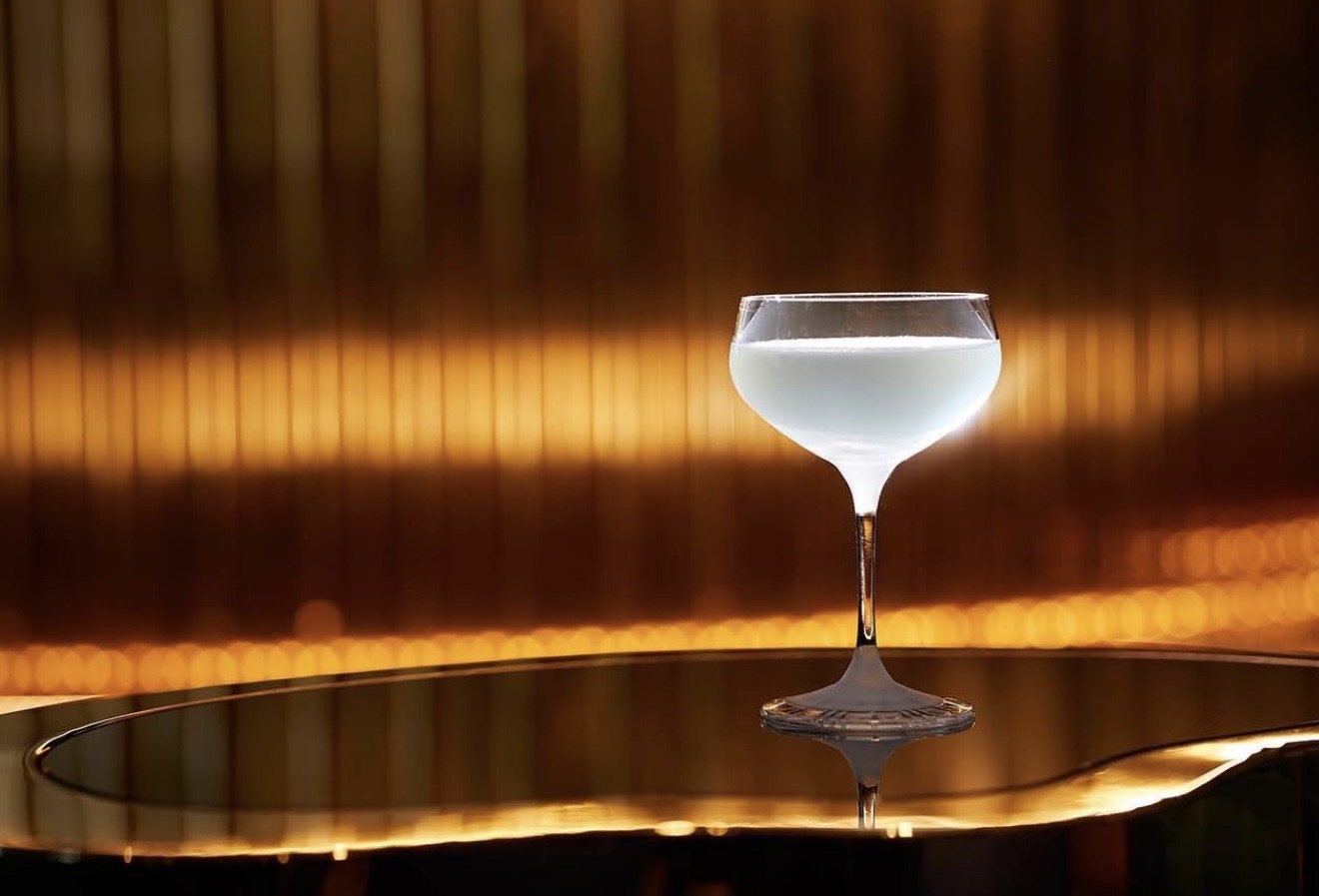 Coupé-Glas auf dem Tresen