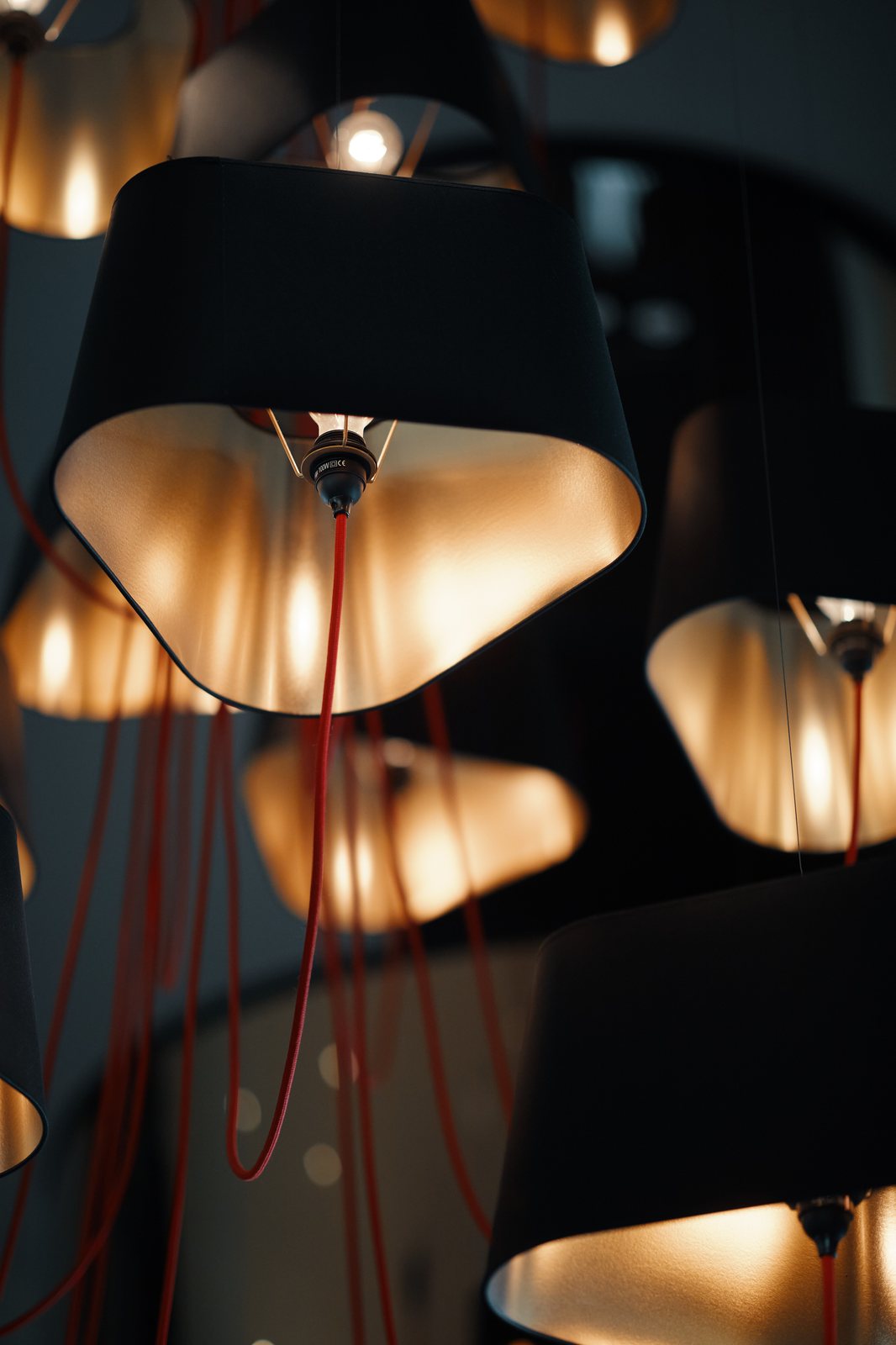 Lampen-Detail im warmen Licht