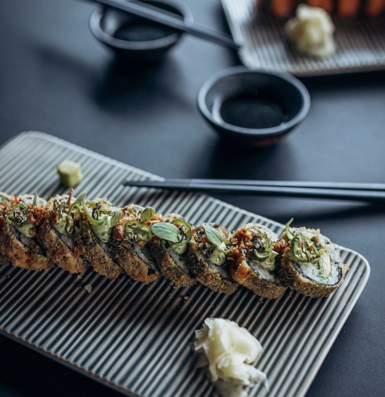Sushi-Rolle auf schwarzem Stein