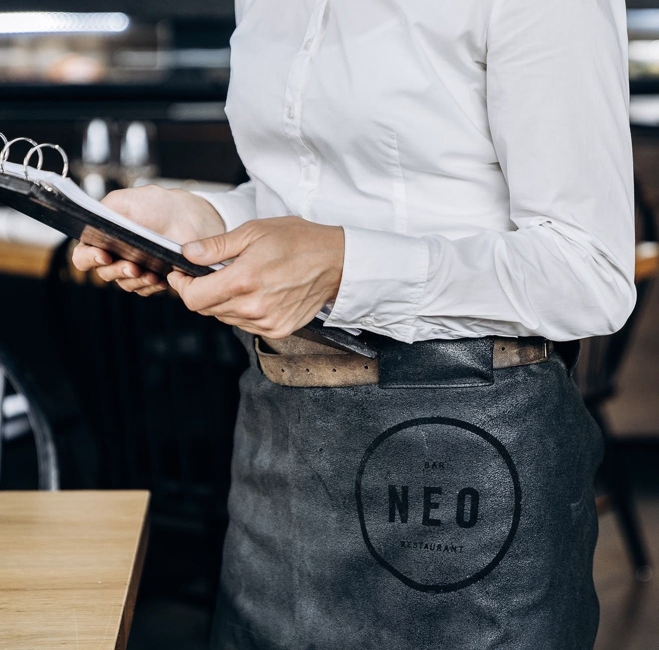 Service mit NEO-Schürze