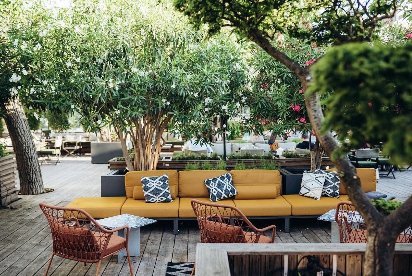 Die Gartenlounge des NEO mit gelben Kissen