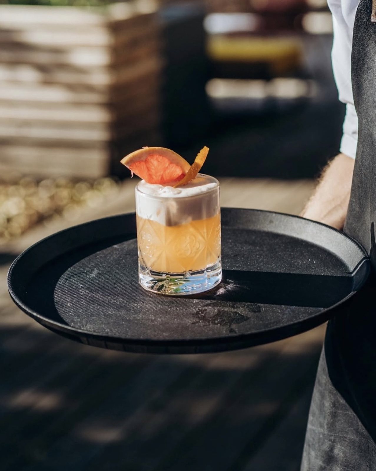 Cocktail wird im Garten serviert