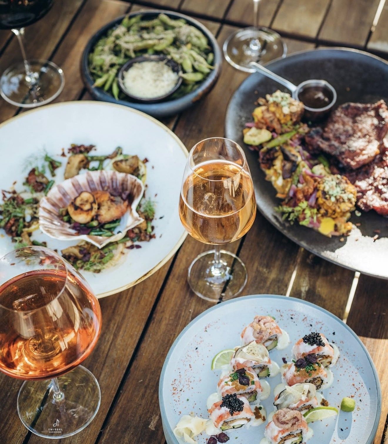 Gerichte und Roséwein im Garten