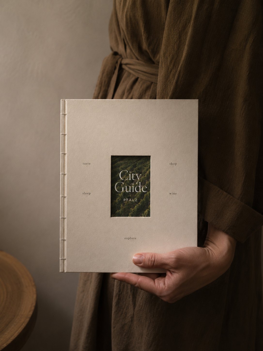 Der transparent CityGuide in der Hand einer Leserin